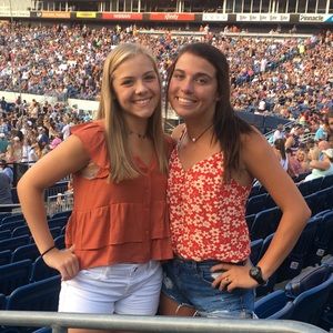 Meet your Posher, Caroline